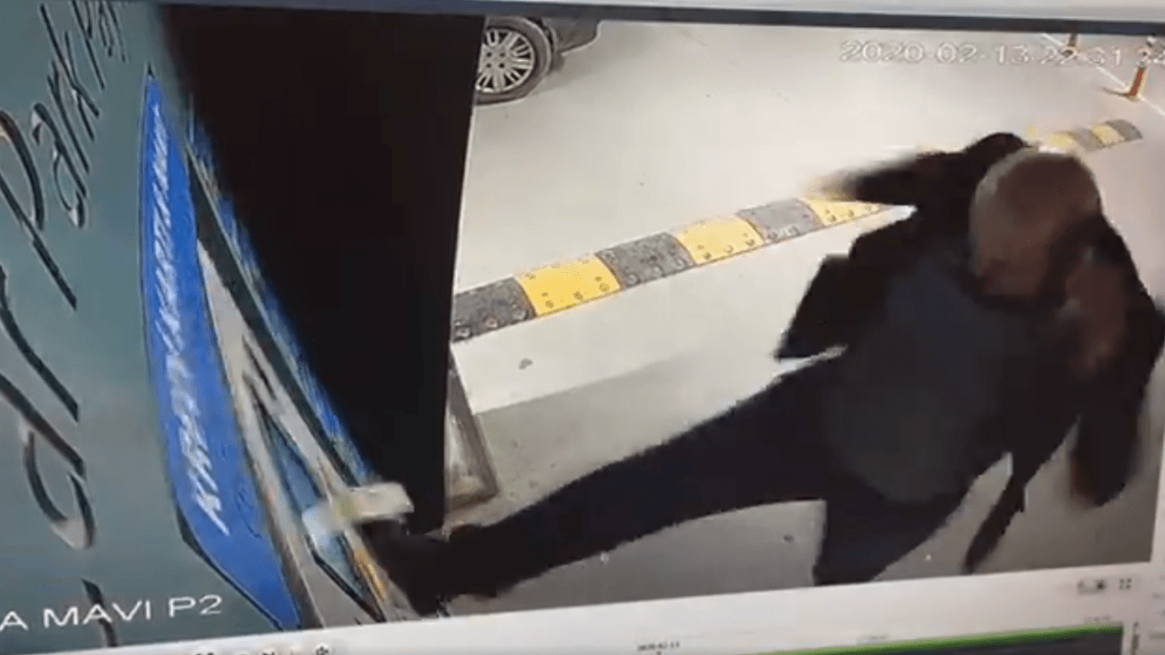 Otomatik ödeme noktasına tekme tokat saldırdı!