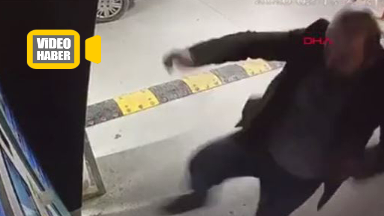 Otopark ödeme cihazını hem tekmeledi hem yumrukladı... O anlar kamerada