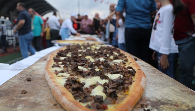 Rize'de pideye hücum ettiler... 3 bin pide 3 dakikada bitti!