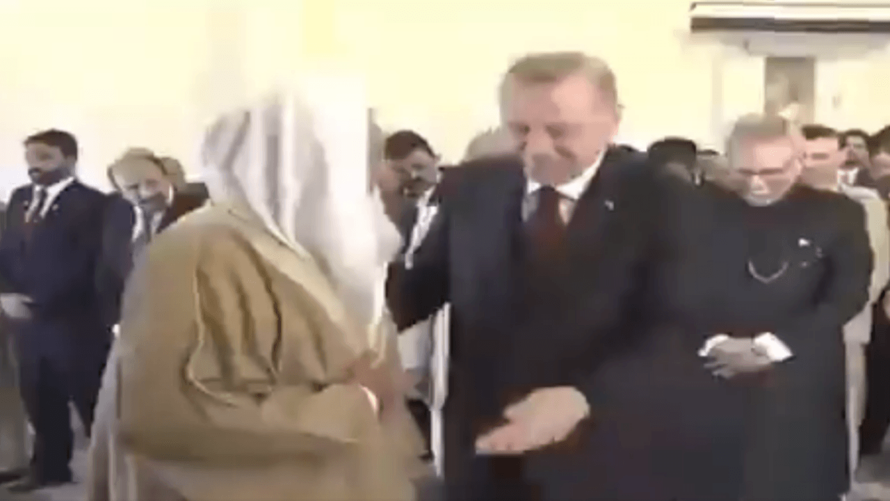 Pakistan'da Erdoğan'a namazı siz kıldırın ricası!