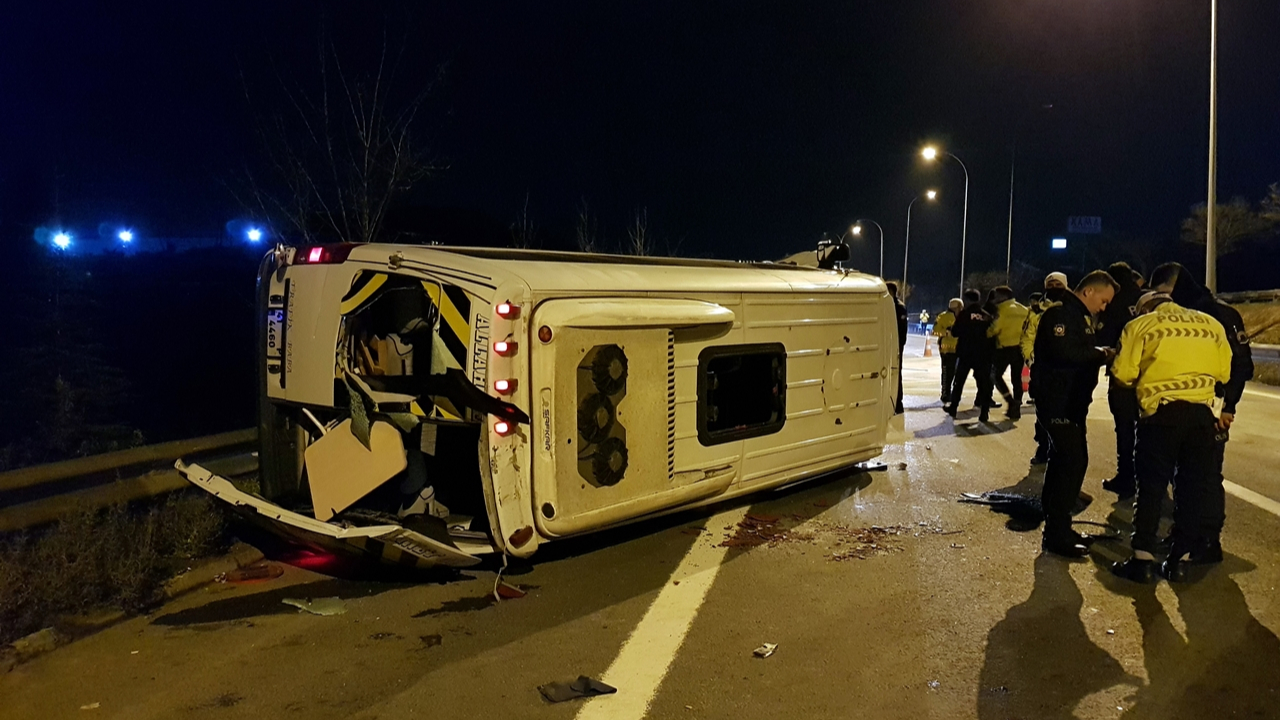 Çok sayıda yaralı var! Kocaeli'de düğünden dönenleri taşıyan minibüs devrildi...