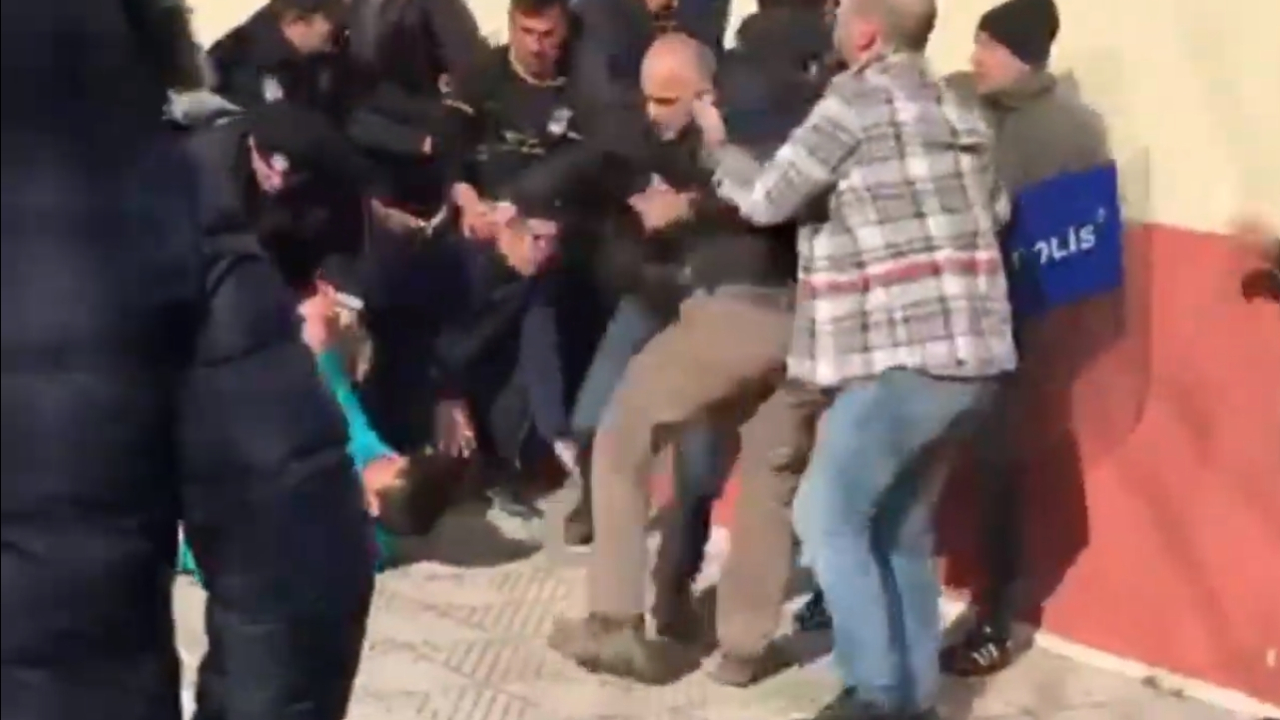 Futbolcular da taraftarlar da birbirine girdi (5)