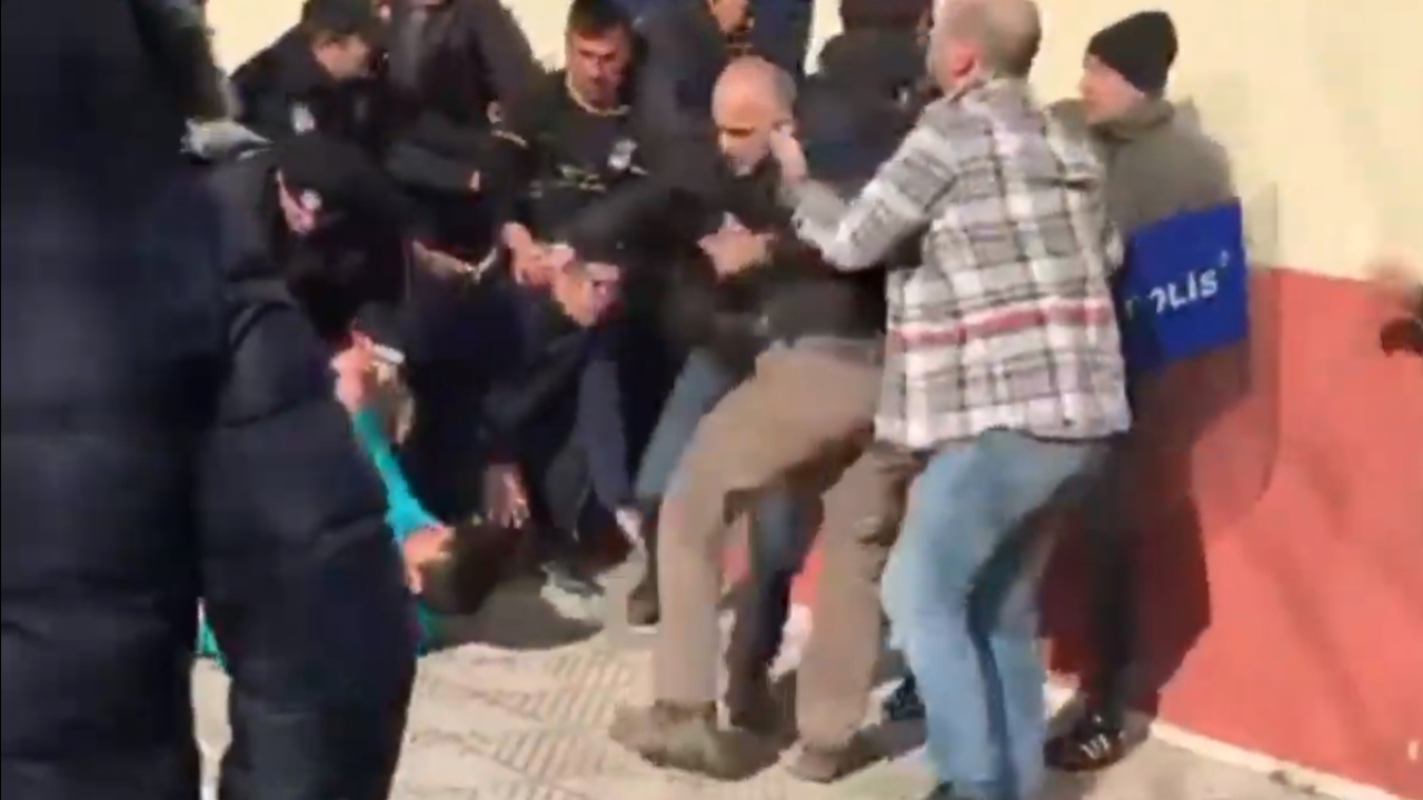 Futbolcular da taraftarlar da birbirine girdi!