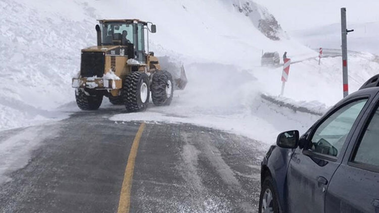 Sahara Geçidi'nde çığ düştü! Ulaşım aksadı...