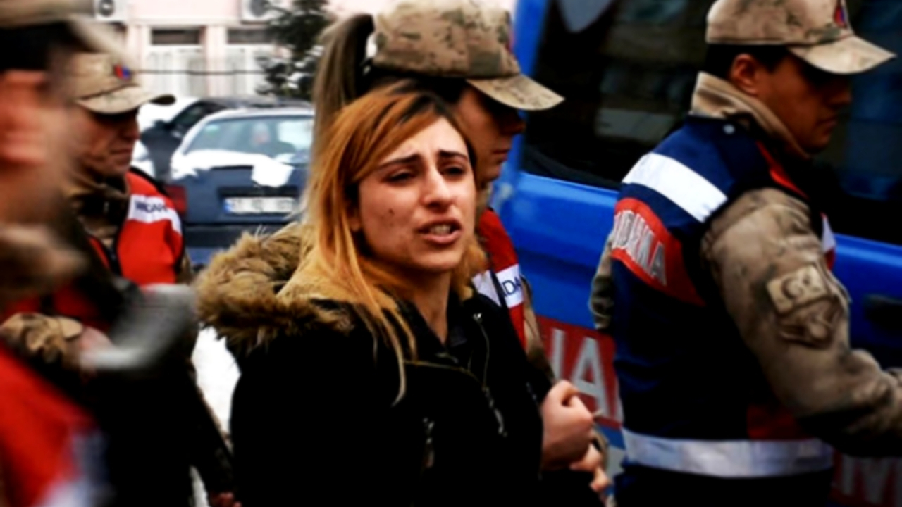 Cezaevi firarisi kadın, evindeki gizli bölmede yakalandı