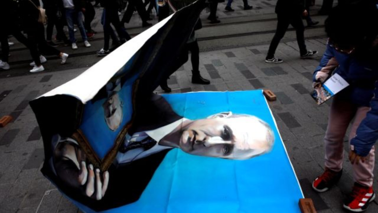 İstiklal Caddesi'nde 'Putin' gerginliği! Arbede yaşandı...