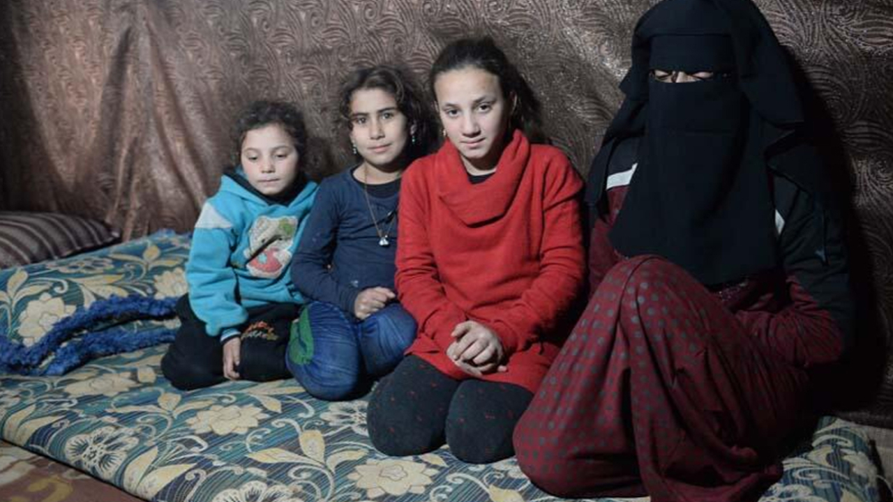 Suriye'de bombalardan kaçan ailenin 7 aylık bebeği donarak öldü