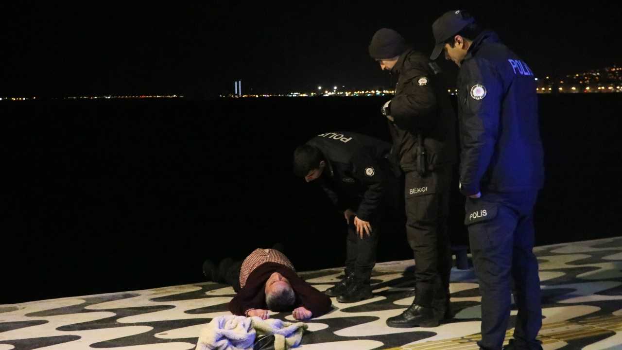 Denize düşen adamı polis kurtardı