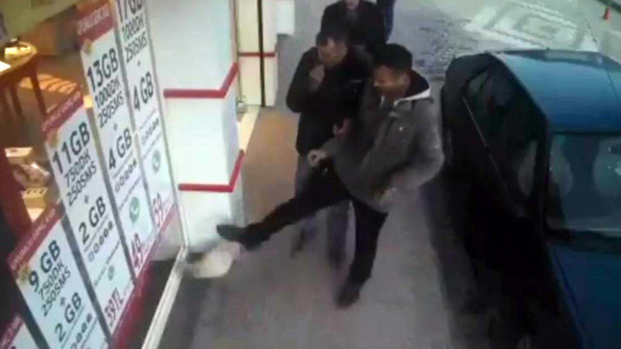 Kediyi acımasızca tekmeledi