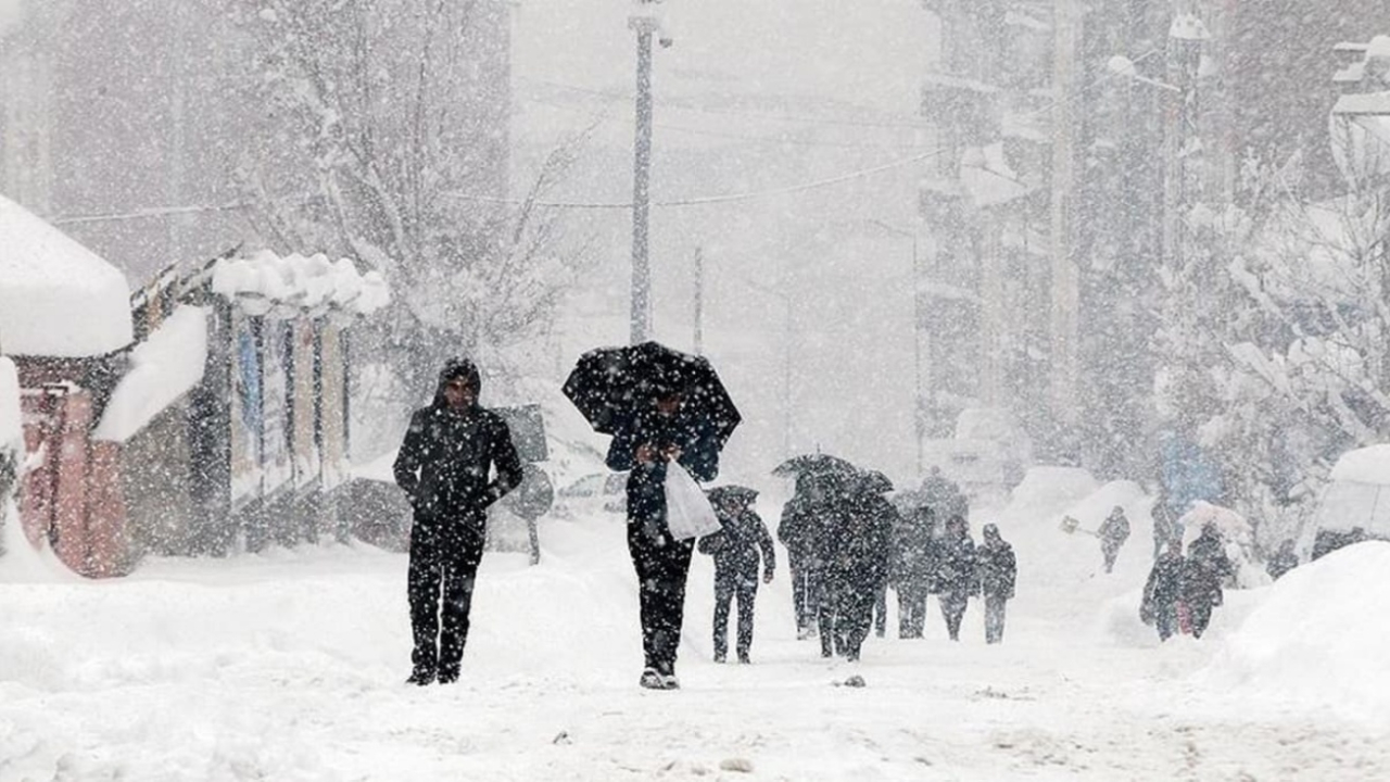 Meteoroloji'den 3 uyarı birden! Yurdun doğusu kar altında...