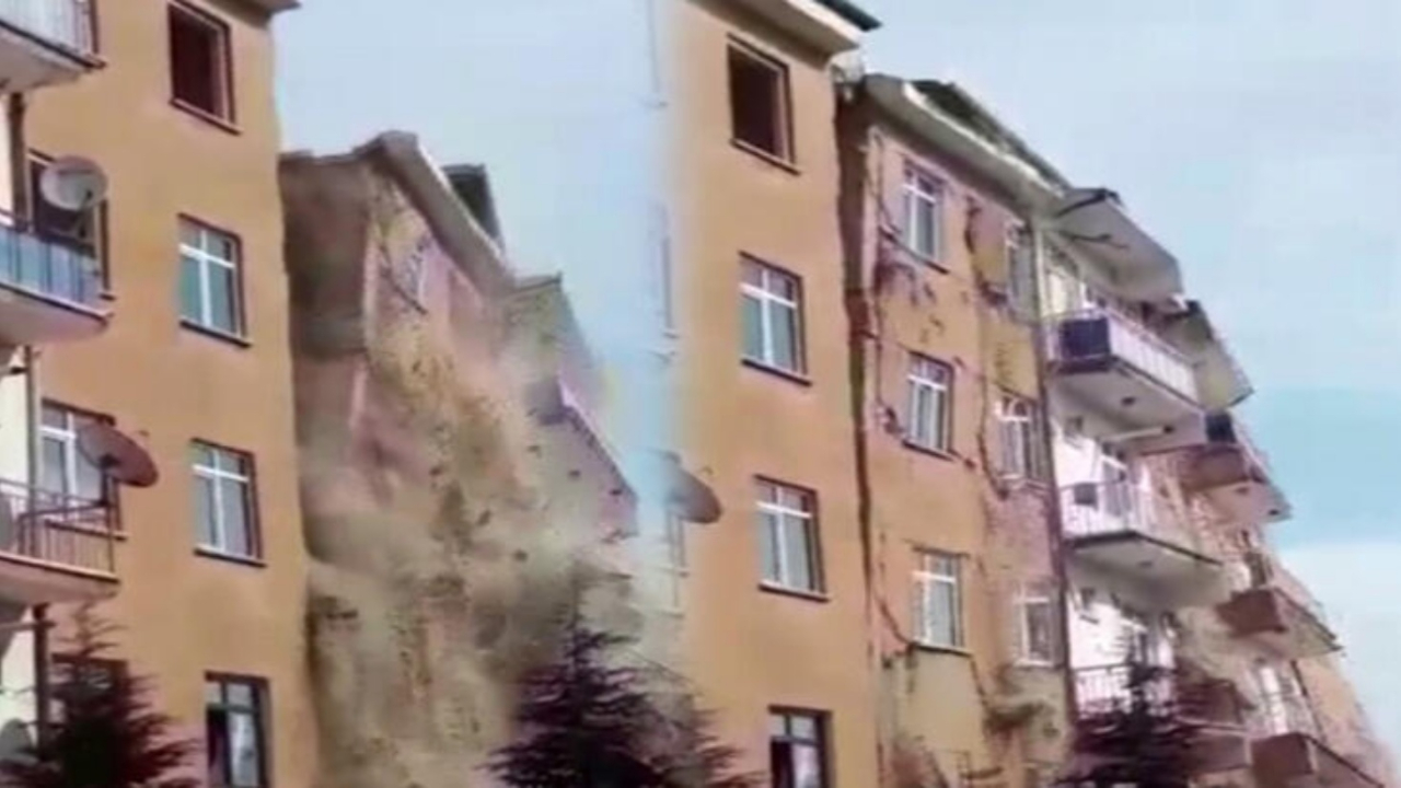 Elazığ'daki deprem sonrası bina çöktü