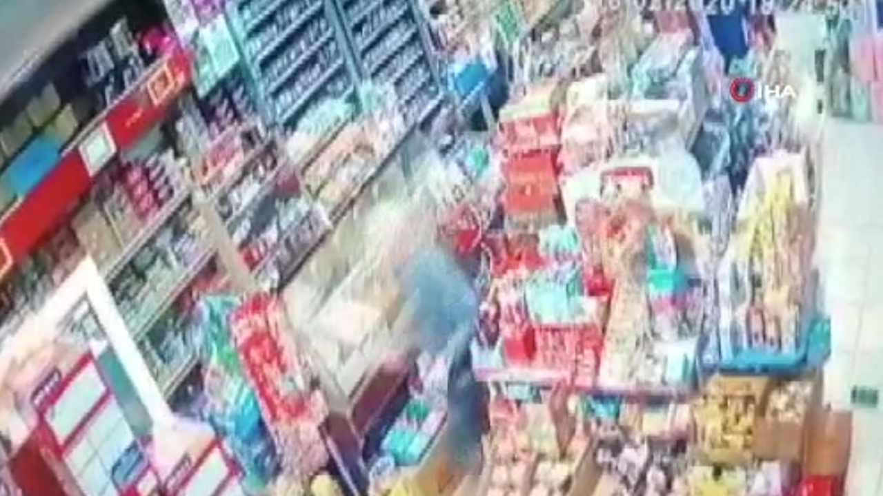 Manisa'daki deprem anı kamerada...