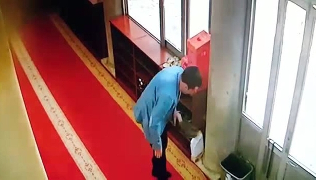 Önce namaz kılar gibi yaptı sonra ayakkabı çaldı!