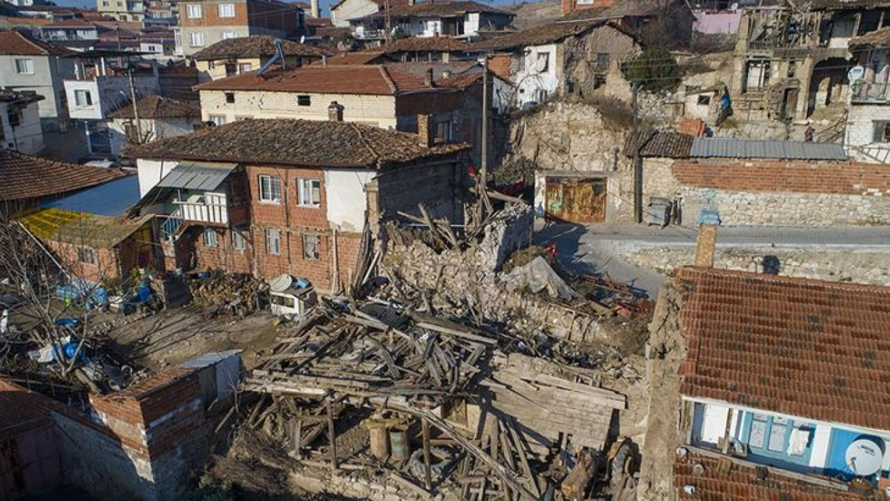 Manisa'da 5,2 şiddetinde deprem...