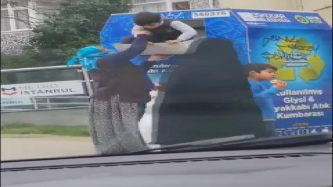 Çocuklarıyla giysi kumbarasını böyle boşalttı