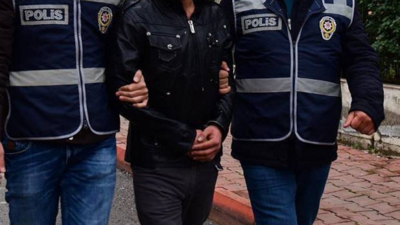 FETÖ'ye 26 ilde operasyon: 35'i aktif görevde