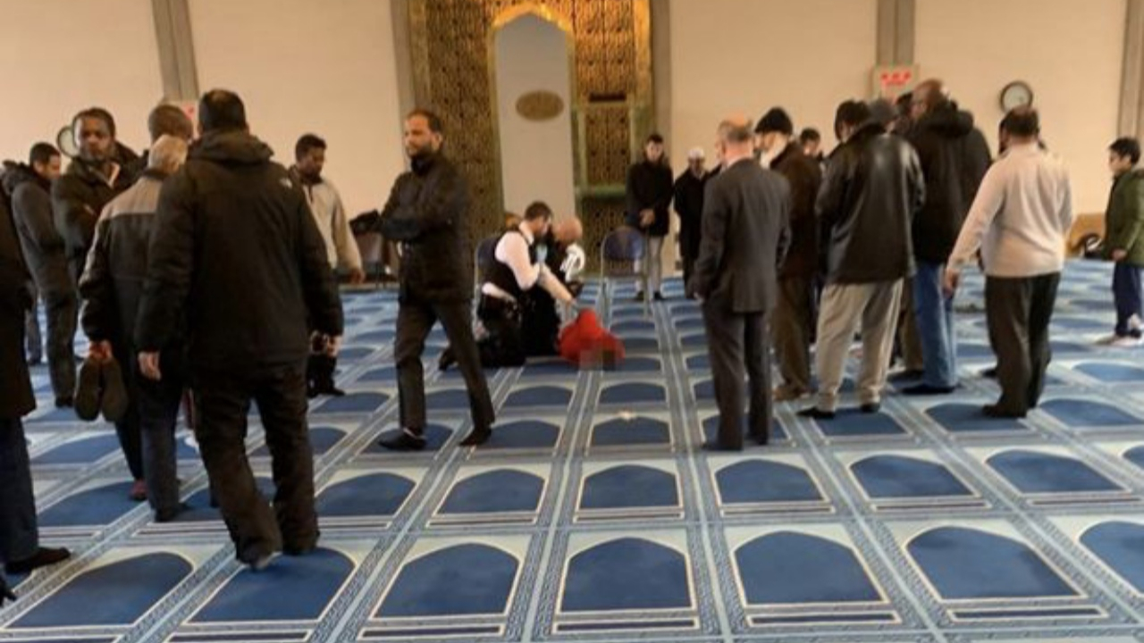 İngiltere'de camide bıçaklı saldırı düzenlendi!
