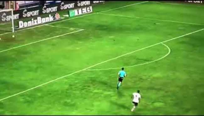 Quaresma Ali Palabıyık'a omuz atıp yere düşürüyor!