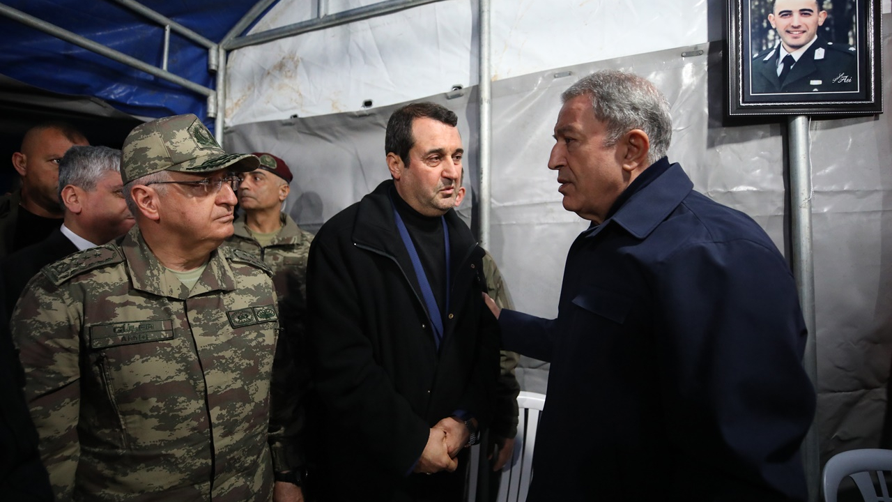 Bakan Akar ve komutanlardan şehit ailesine ziyaret!