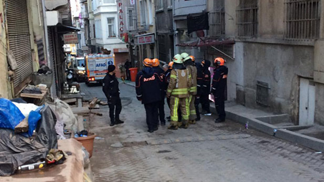 İstanbul’da bina çöktü