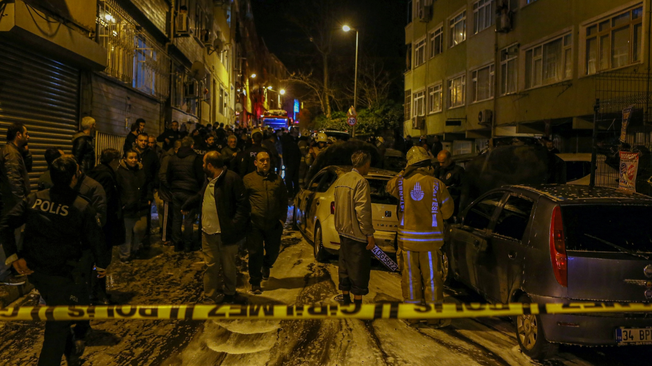Fatih'te 9 araç kundaklandı