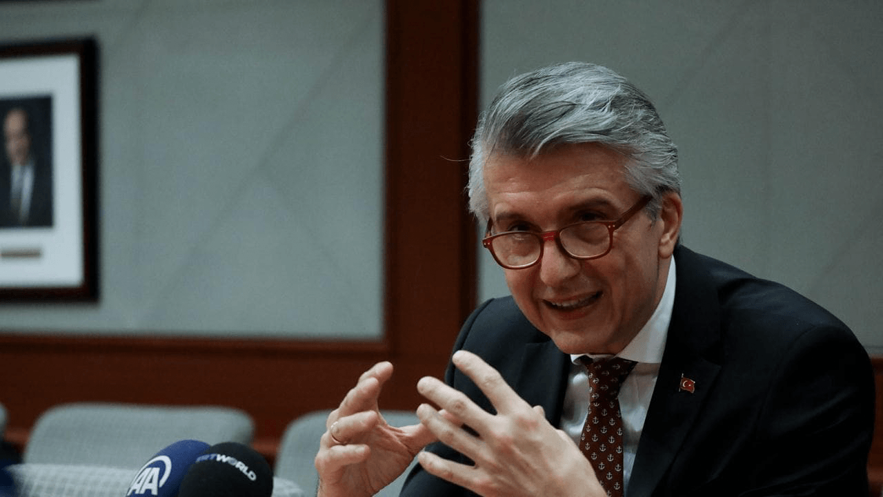 Türk bürokrattan ABD'de "Mavi Vatan" tezine ihanet