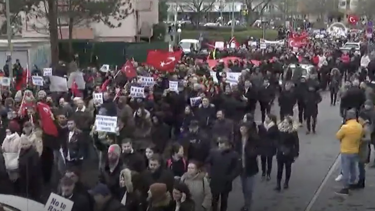 Almanya'da on binler ırkçı saldırıyı protesto etti