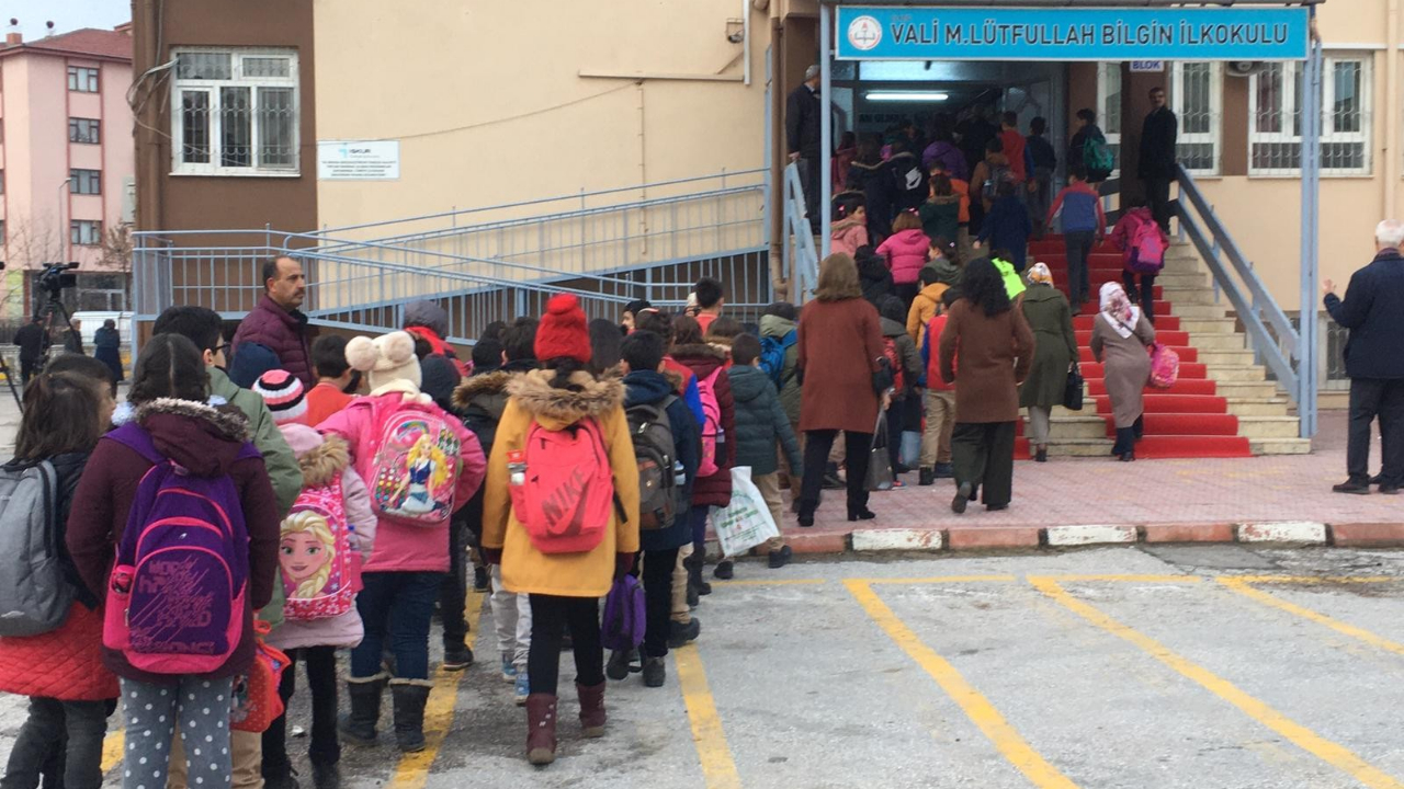 Depremin ardından Elazığ'da ders başladı