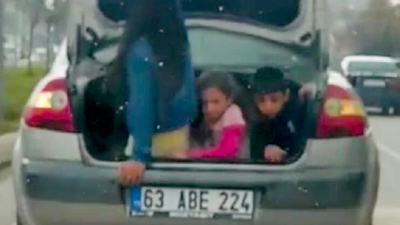 Çocukların otomobil bagajında tehlikeli yolculuğu