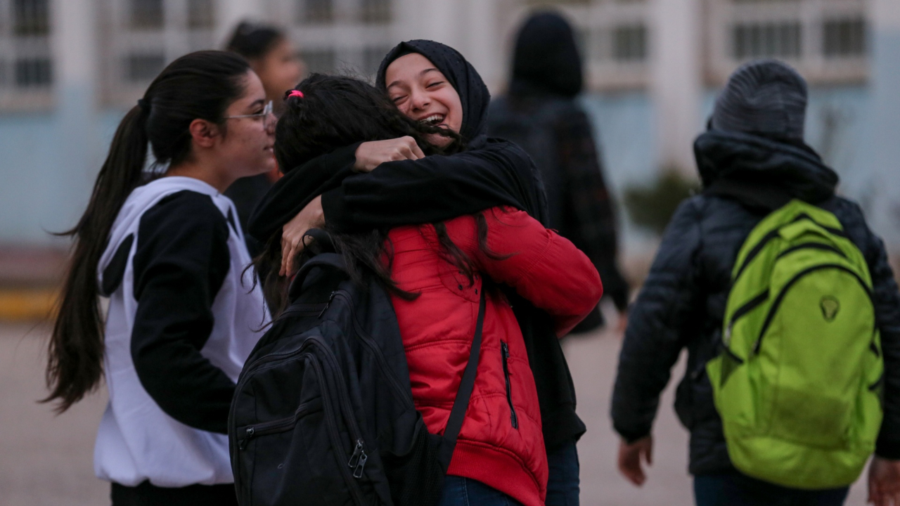 Deprem sonrası ilk ders zili! Hem okula, hem arkadaşlarına kavuştular...