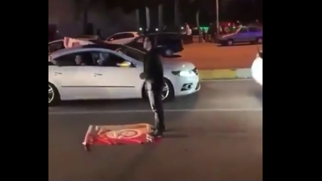 Galatasaraylı taraftar Şükür Namazı kıldı...