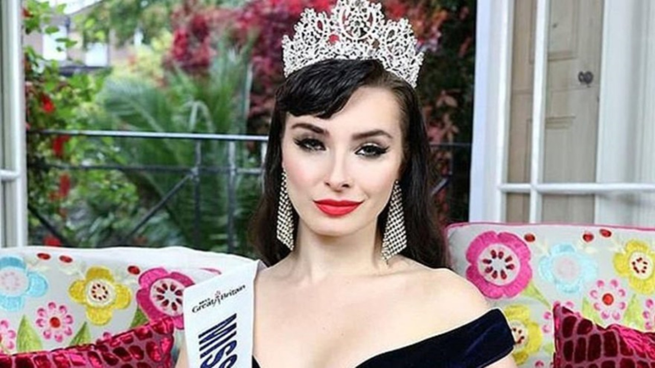 Güzellik kraliçesini çıplak fotoğrafları yaktı!