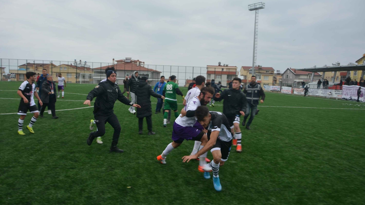 Maçın bitiş düdüğüyle ortalık karıştı (2)