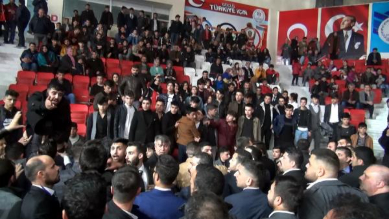 Sunucu, kavgayı durdurmak için İstiklal Marşı okudu