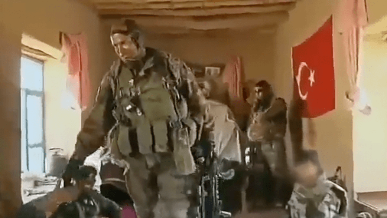 Afgan ailenin evinde Türk bayrağı