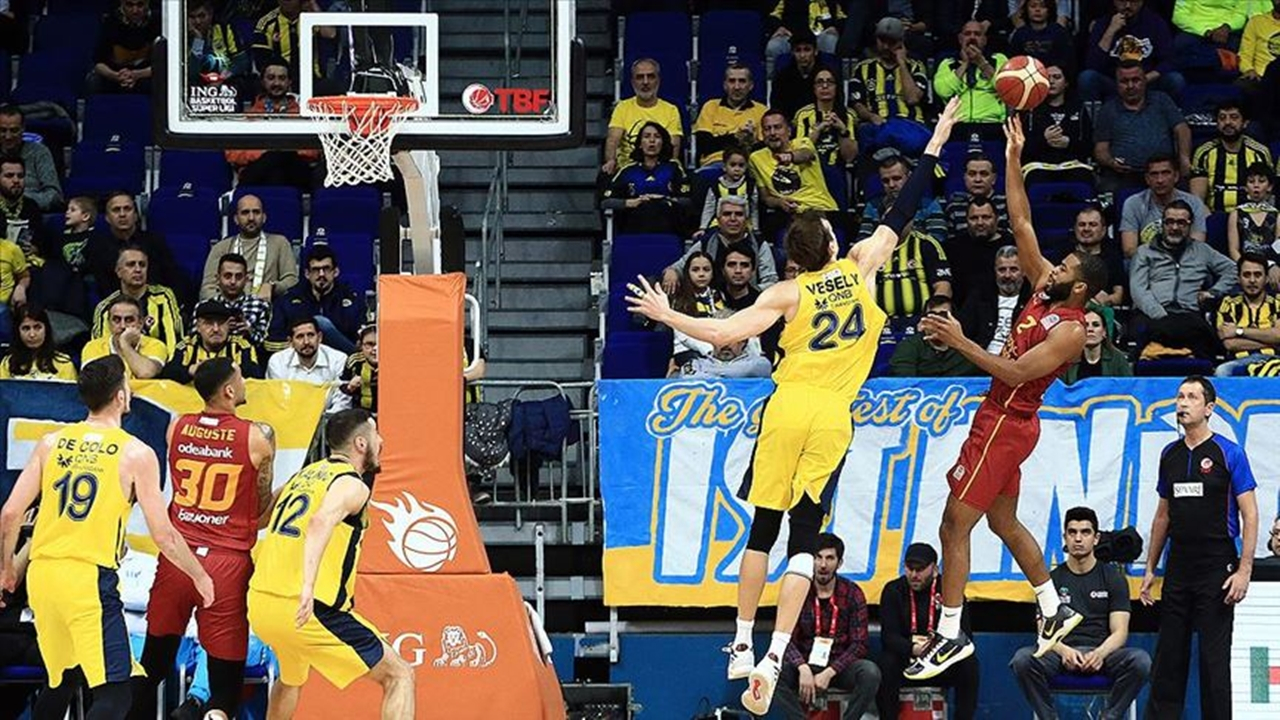 Galatasaray Fenerbahçe'yi parkede de devirdi!