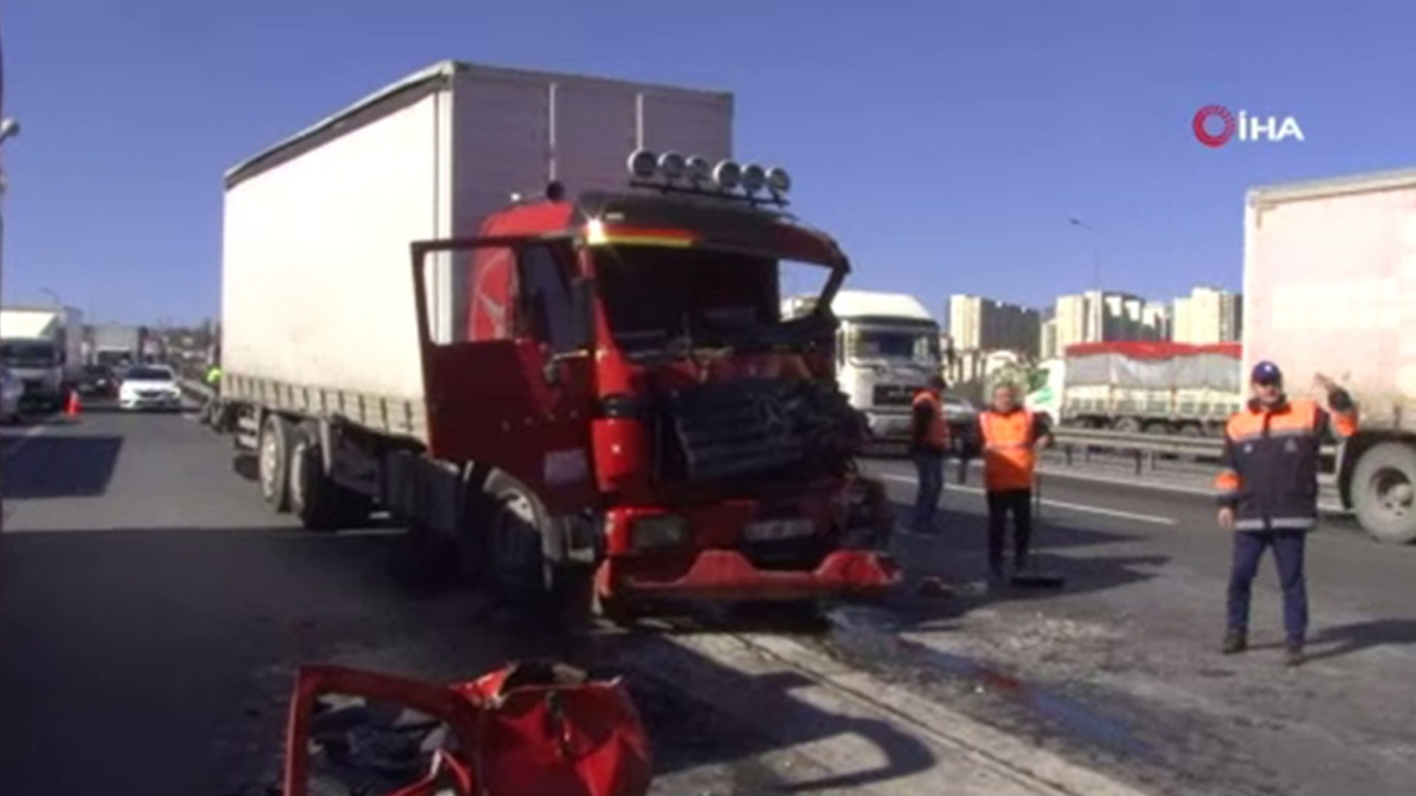 TEM otoyolundaki zincirleme trafik kazası trafiği kitledi
