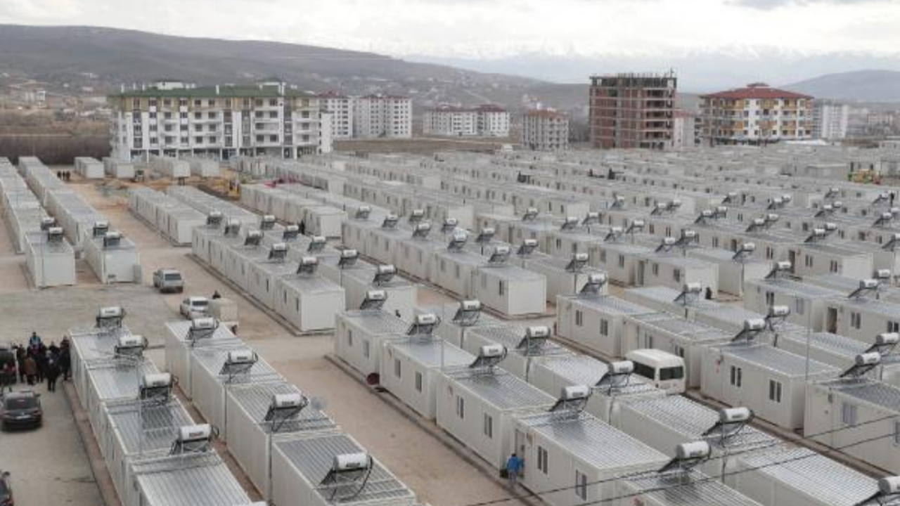 Depremzedeler anahtarlarını teslim aldı