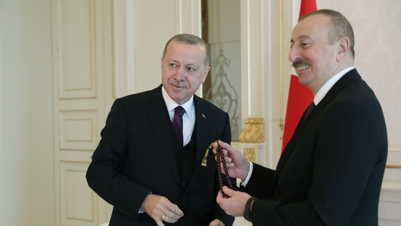 Cumhurbaşkanı Erdoğan'dan Aliyev'e hediye