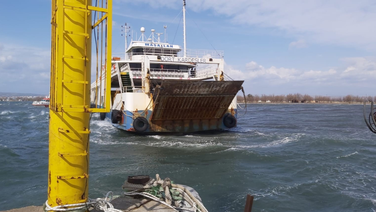 Çanakkale'de fırtınanın sürüklediği feribot karaya oturdu!