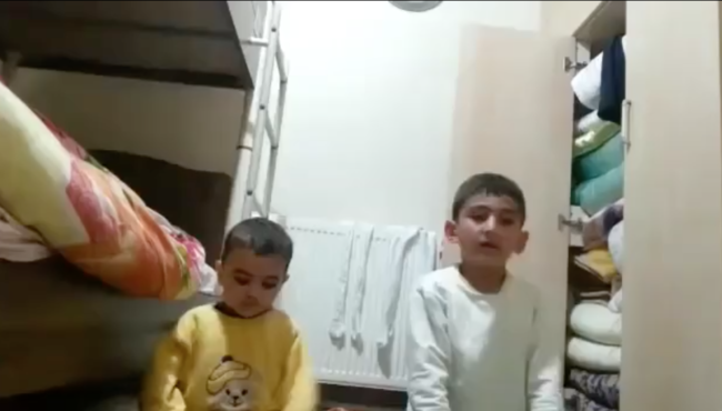 Kardeşini döverek namaz öğretmeye çalıştı!