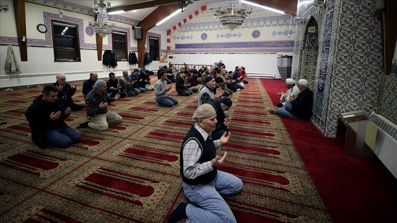 Camilerde eller Mehmetçik'e dua için kalktı