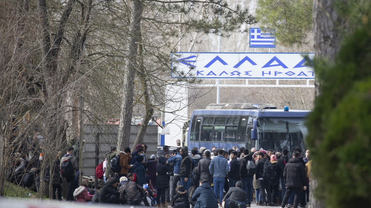 Yunan'ı korku sardı! Ses bombası kullanıyorlar...