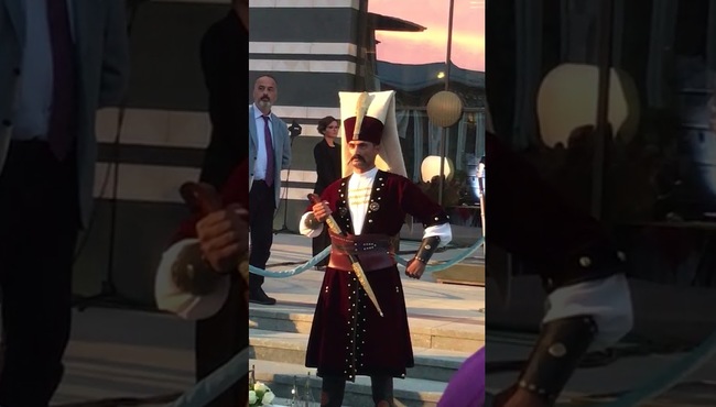 30 Ağustos resepsiyonunda ilginç görüntü... 1 saat öyle bekledi!
