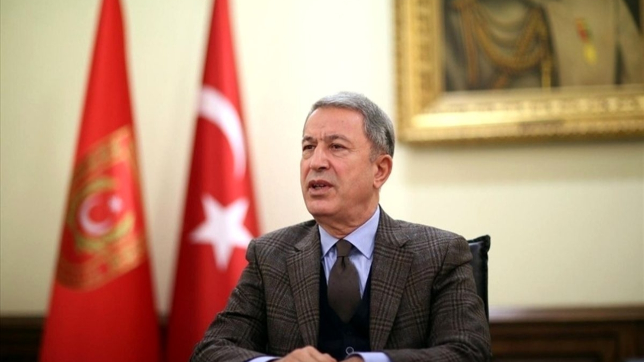Bakan Akar'dan ABD ile kritik temas...