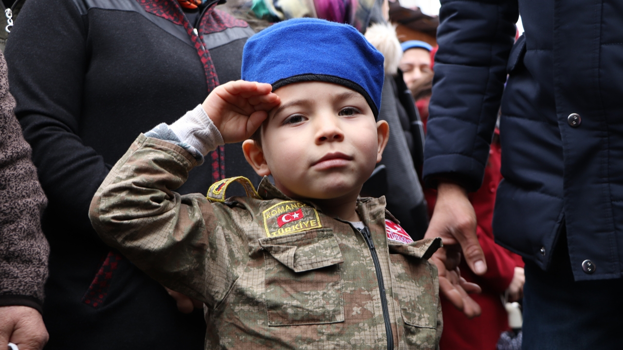Şehit olan dayısını asker selamıyla uğurladı...