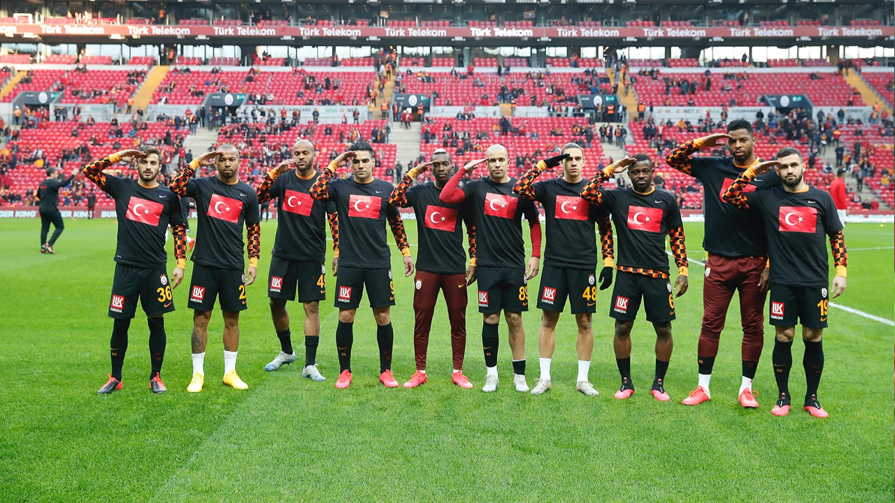Galatasaraylı futbolculardan asker selamı
