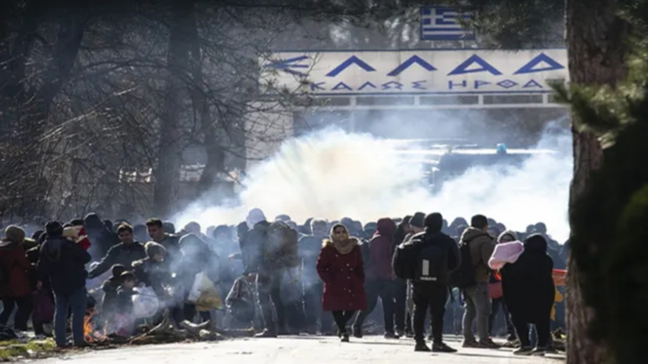 Yunan askerinden mültecilere gaz bombası!