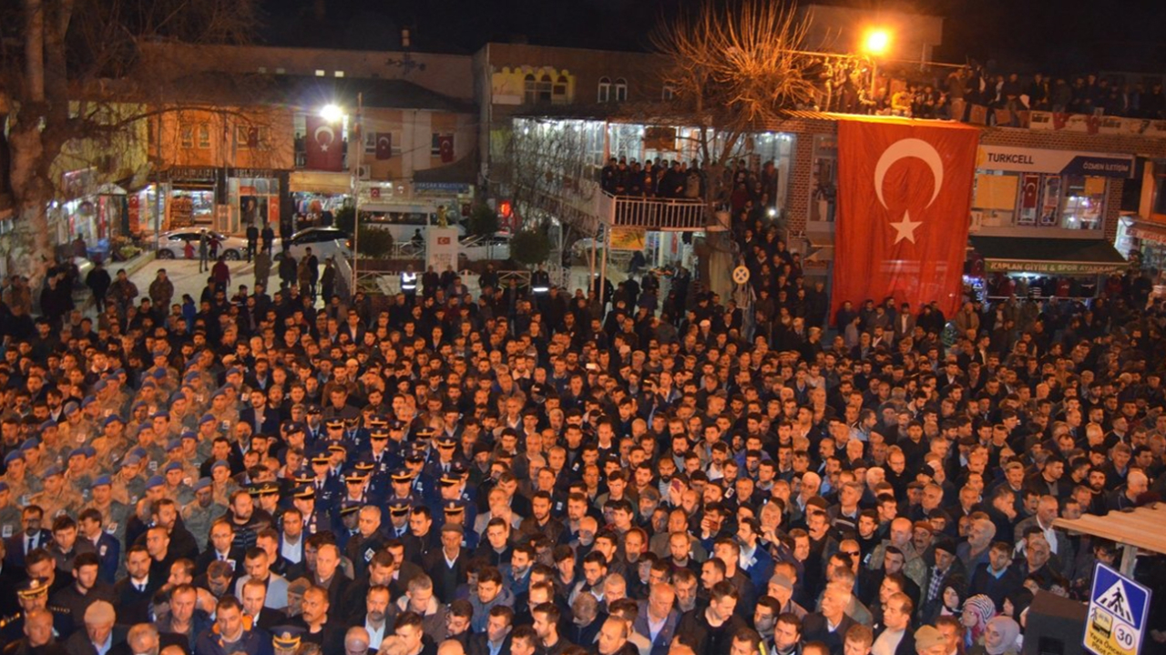 Batman şehidini gözyaşlarıyla uğurladı... Askerlik için yaşını büyüttüğü ortaya çıktı