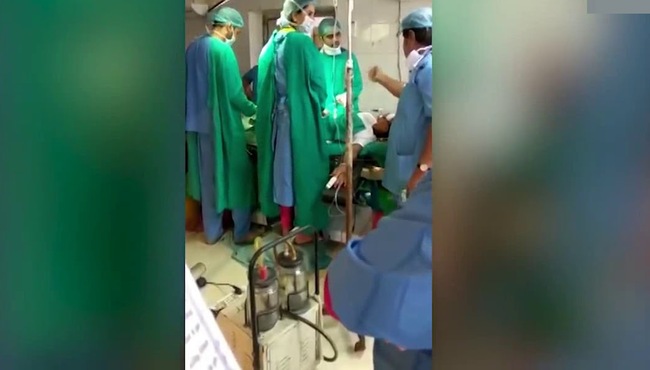 Doktorların ameliyat masasındaki kavgası bebeği öldürdü!